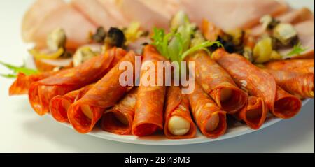 Une assiette froide préparée pour la fête avec chorizo tranché, jambon et saucisses, un ensemble de coupes froides Banque D'Images