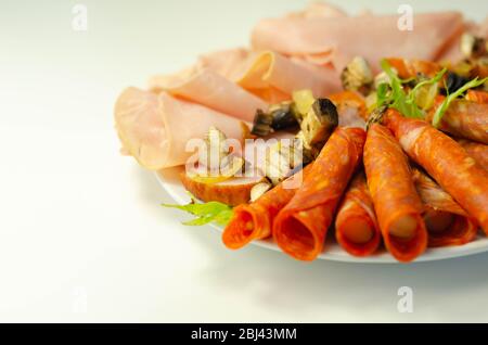 Une assiette froide préparée pour la fête avec chorizo tranché, jambon et saucisses, un ensemble de coupes froides Banque D'Images