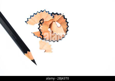 Photographie de quelques copeaux de crayon placés à côté d'une couleur noire crayon crayon crayon crayon crayon crayon crayon crayon crayon crayon crayon crayon Banque D'Images