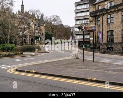 Une voie Kelvin déserte et l'avenue University dans le West End de Glasgow suite au verrouillage lors de la pandémie de coronavirus au Royaume-Uni. Banque D'Images