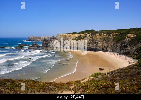 Plage et falaise à Praia do Carvalhal. Solo Backpacker Trekking sur la Rota Vicentina et la piste des pêcheurs à Alentejo, Portugal. Marcher entre cli Banque D'Images