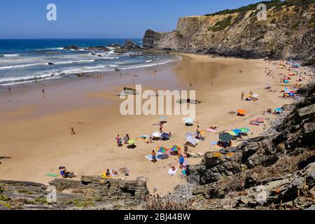 Plage et falaise à Praia do Carvalhal. Solo Backpacker Trekking sur la Rota Vicentina et la piste des pêcheurs à Alentejo, Portugal. Marcher entre cli Banque D'Images