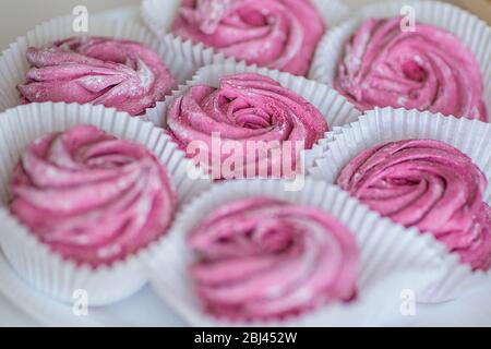 Guimauves roses faites maison avec cassis. Banque D'Images