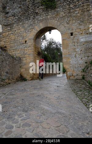 Pilgrim fait face à la montée difficile qui mène à Monteriggioni. Solo Backpacker Trekking sur la via Francigena de Lucca à Sienne. Marcher entre la nature, Banque D'Images