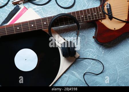 Guitare électrique et casque avec accessoires de musique sur fond gris Banque D'Images