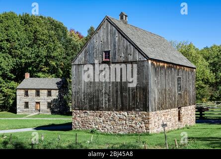 Grange et maison au Genesee Country Village et Museum à New York. Banque D'Images