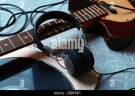 Guitare électrique et casque avec accessoires de musique sur fond gris Banque D'Images