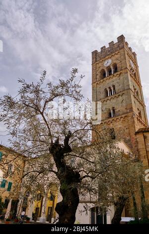 église de San Jacopo Maggiore dans la petite ville de Porcari. Solo Backpacker Trekking sur la via Francigena de Lucca à Sienne. Marcher entre la nature, hist Banque D'Images