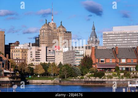 Basin Marina Park et les gratte-ciel de la ville de Buffalo. Banque D'Images