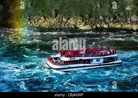 Le bateau touristique s'approche des chutes du fer à cheval au Canada. Banque D'Images