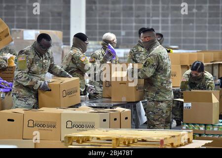 Les soldats de la Garde nationale de Louisiane classent les articles et préparent des boîtes de nourriture pour distribution aux résidents en réponse à COVID-19, coronavirus à la Banque alimentaire du Grand Bâton Rouge le 23 avril 2020 à Baton Rouge, en Louisiane. Banque D'Images