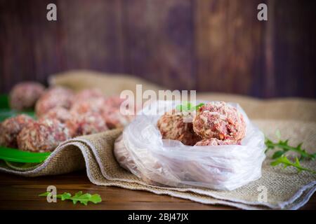 boulettes de viande crues congelées de bœuf et de porc avec carottes et riz Banque D'Images