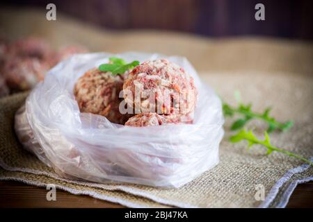 boulettes de viande crues congelées de bœuf et de porc avec carottes et riz Banque D'Images