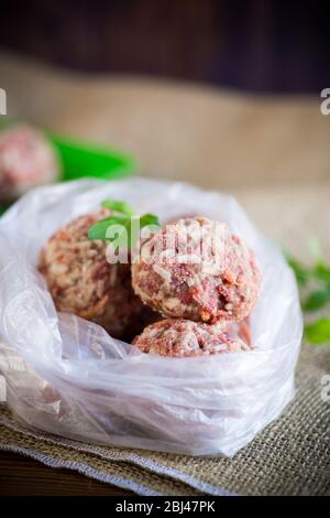 boulettes de viande crues congelées de bœuf et de porc avec carottes et riz Banque D'Images