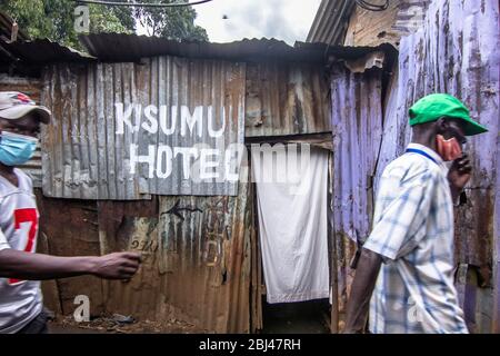 Nairobi, Kenya. 27 avril 2020. Un groupe de hommes marchent à travers les rues de Kibera protégées dans leurs masques de visage. Crédit: Donwilson Odhiambo/ZUMA Wire/Alay Live News Banque D'Images