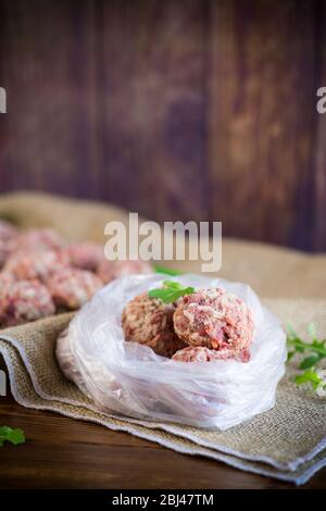 boulettes de viande crues congelées de bœuf et de porc avec carottes et riz Banque D'Images