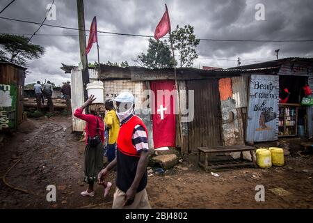 Nairobi, Kenya. 27 avril 2020. Les résidents sont vus pratiquer leurs activités quotidiennes dans le cadre des journées de pandémie du virus Corona en cours, après une prolongation des jours de curcurs par le gouvernement kenyan. Crédit: Donwilson Odhiambo/ZUMA Wire/Alay Live News Banque D'Images