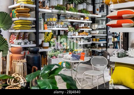 L'affichage des produits dans un magasin de décoration d'Orme de l'Ouest. Banque D'Images