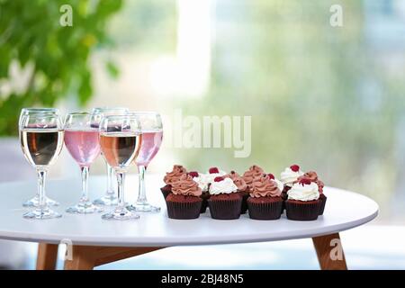 Dégustation de cupcakes au vin et au chocolat, gros plan Banque D'Images