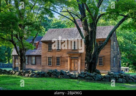 Historique Hartwell Tavern sur la route de bataille à minute Man National Historical Park dans le Massachusetts. Banque D'Images