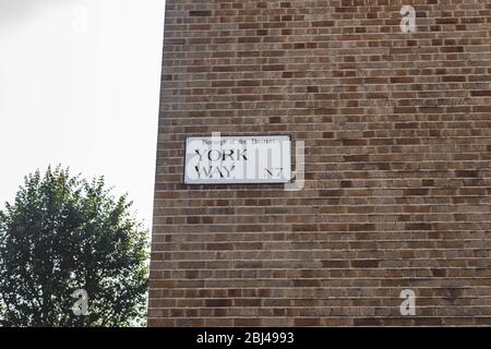 Londres/UK-26/07/18: Panneau de nom de rue de York Way, route principale dans le quartier londonien d'Islington, en direction nord de la jonction de Pentonville Road A Banque D'Images