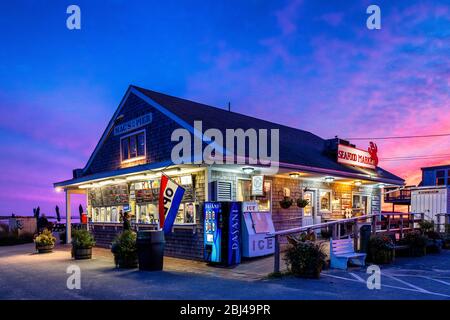 Le Pier et le marché des fruits de mer de Mac à Wellfleet à Cape Cod. Banque D'Images