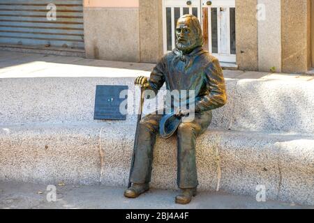 La Maddalena, Sardaigne / Italie - 2019/07/17: Statue de Giuseppe Garibaldi à la place Piazza Garibaldi dans le quartier de la vieille ville de la Maddalena Banque D'Images