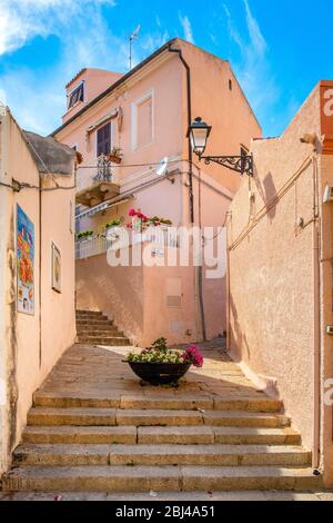 La Maddalena, Sardaigne / Italie - 2019/07/17: Quartier historique de la vieille ville avec des escaliers et des tenements caractéristiques de la place Piazza Umberto I et de la marina Banque D'Images