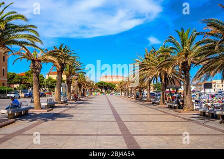 La Maddalena, Sardaigne / Italie - 2019/07/17: La Maddalena quartier de la vieille ville avec la place Piazza Umberto I et parc à Marina di Cala Mangravelpe Banque D'Images