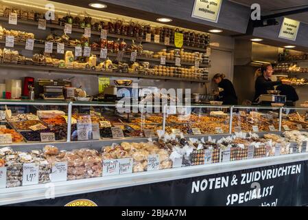 Amsterdam, Pays-Bas - 8 septembre 2018 : vendeur dans une boutique de fruits secs du marché Albert Cuyp, marché de rue à Amsterdam, Pays-Bas Banque D'Images