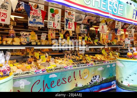 Amsterdam, Pays-Bas - 8 septembre 2018 : vendeur dans une fromagerie du marché Albert Cuyp, marché de rue à Amsterdam, Pays-Bas Banque D'Images