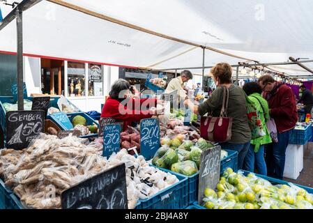 Amsterdam, Pays-Bas - 8 septembre 2018 : vendeur dans une boutique de fruits et légumes avec des gens autour du marché Albert Cuyp, marché de la nourriture de rue à Amste Banque D'Images