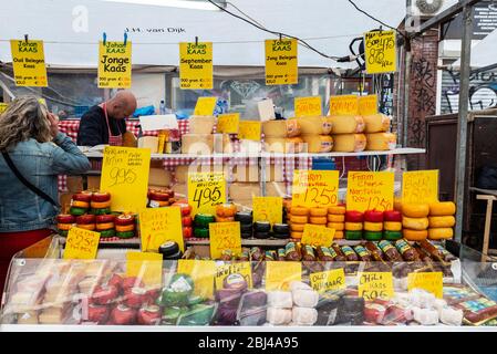 Amsterdam, Pays-Bas - 8 septembre 2018 : vendeur dans une fromagerie du marché Albert Cuyp, marché de rue à Amsterdam, Pays-Bas Banque D'Images