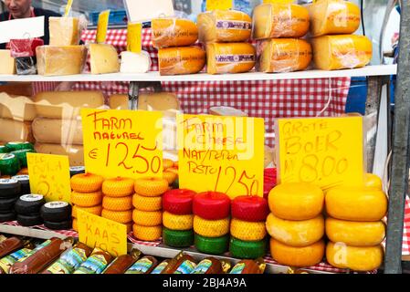 Amsterdam, Pays-Bas - 8 septembre 2018 : vendeur dans une fromagerie du marché Albert Cuyp, marché de rue à Amsterdam, Pays-Bas Banque D'Images