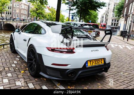 Amsterdam, Pays-Bas - 8 septembre 2018 : véhicule blanc Porsche 911   RS stationné dans une rue à Amsterdam, en Hollande Banque D'Images