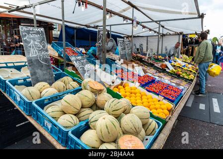 Amsterdam, Pays-Bas - 8 septembre 2018 : vendeur dans une boutique de fruits et légumes avec des gens autour du marché Albert Cuyp, marché de la nourriture de rue à Amste Banque D'Images