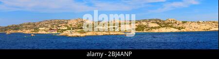 La Maddalena, Sardaigne / Italie - 2019/07/17: Vue panoramique sur l'archipel de la Maddalena Côte de la mer Tyrrhénienne avec les plages de l'île de la Maddalena Banque D'Images