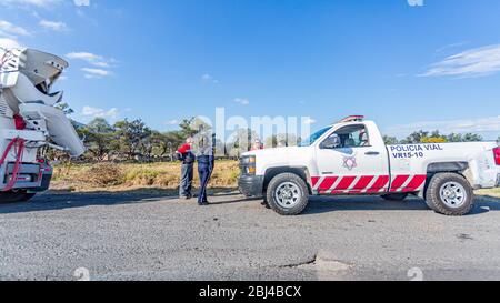 Guadalajara, Jalisco / Mexique. 20 janvier. 2020. La police routière a détsé un camion de ciment pour le contrôle, les femmes de police contrôlent et parlent Banque D'Images