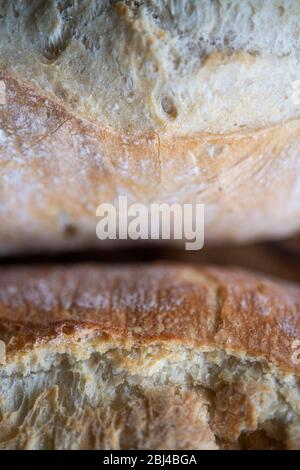 Détail de deux baguettes blanches croustillantes fraîchement cuites Banque D'Images