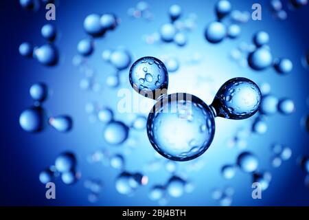 Rendu tridimensionnel : modèles de molécules d'eau de 2 O en face du fond bleu. Mise au point sélective sur le premier plan Banque D'Images