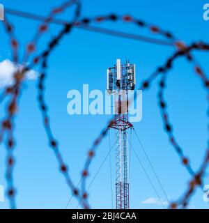 Concept d'interdiction des télécommunications. Les communications cellulaires sont enchevêtrées par des fils barbelés Banque D'Images