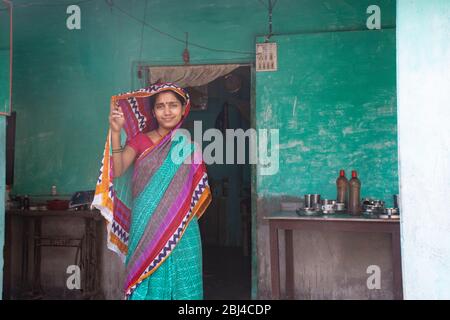 Femme indienne tenant un voile sur sa tête Banque D'Images