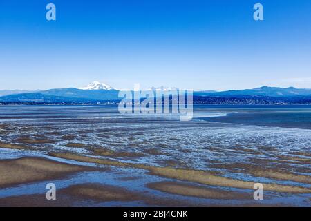 Mt Baker et les Soeurs de l'autre côté de la baie de Bellingham. Banque D'Images