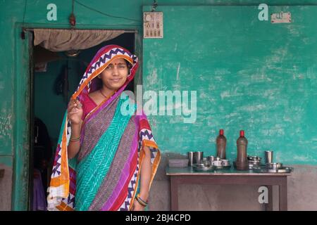 Femme indienne tenant un voile sur sa tête Banque D'Images