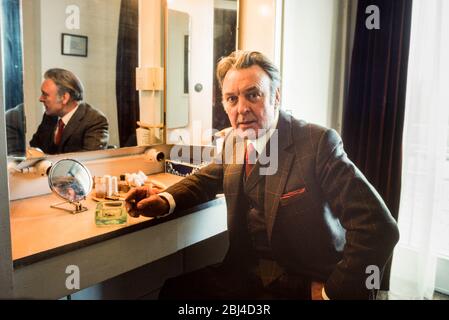 Donald Sinden acteur dans un dressing Stratford upon Avon RSC Theatre 1976 Banque D'Images