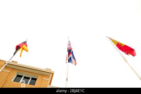 Trois drapeaux nationaux : allemand, britannique et espagnol sur les flagelles. Banque D'Images