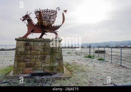 Bagillt, Royaume-Uni. 31 janvier 2019. Givre sur la balise Bagilt, sur le site de la collierie Bettisfield. Une sculpture d'un Dragon gallois surplombe la rivière D. Banque D'Images