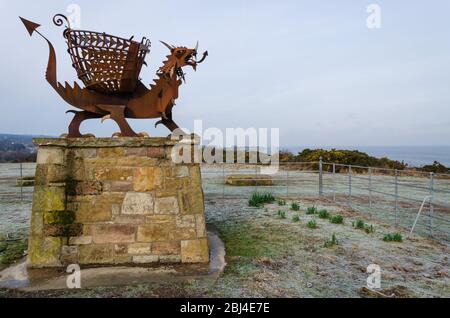 Bagillt, Royaume-Uni. 31 janvier 2019. Givre sur la balise Bagilt, sur le site de la collierie Bettisfield. Une sculpture d'un Dragon gallois surplombe la rivière D. Banque D'Images