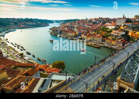 Porto, Portugal : vue pittoresque de la vieille ville de Riberia et pont Ponte de Dom Luis sur le Douro vu d'en haut Banque D'Images
