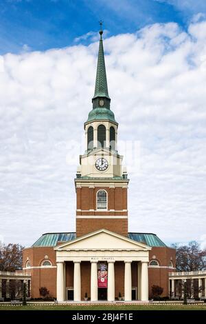 Attendez la chapelle sur le campus de l'université Wake Forest. Banque D'Images